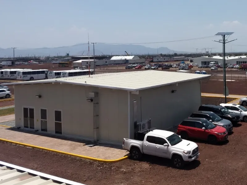 Panel MURO SP instalado como plafón falso interior con acabado blanco en un espacio moderno