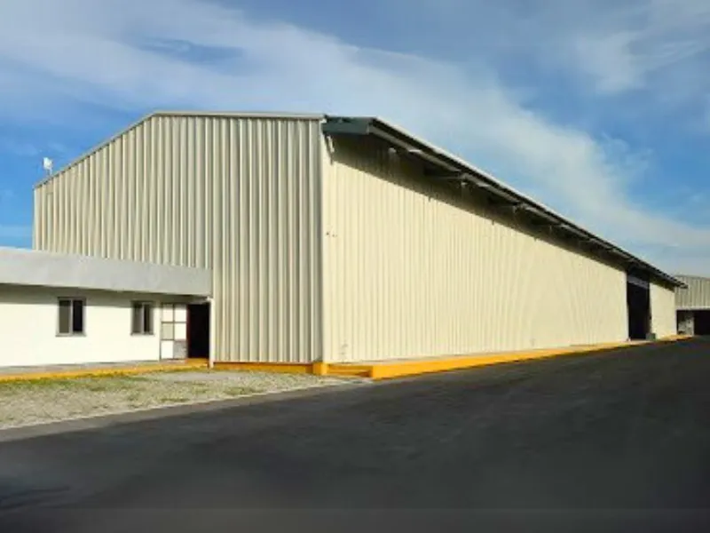 Estructura de nave industrial construida con paneles Smart Panel