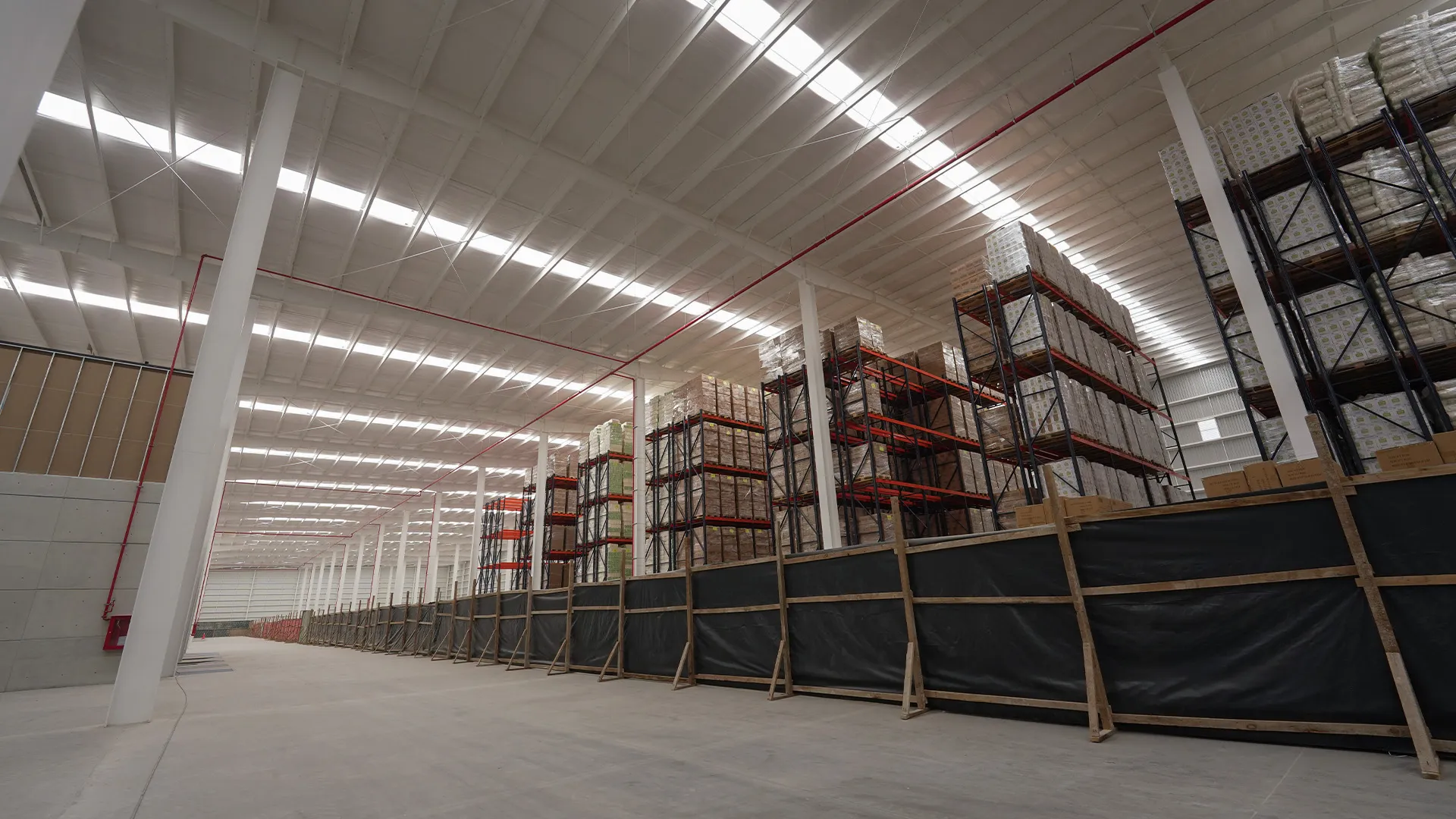 Interior de bodega con panel Smart Panel