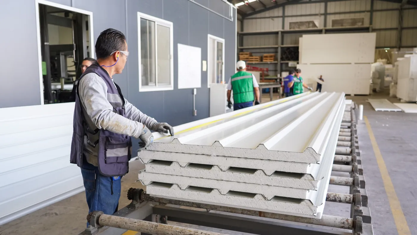 Equipo de Smart Panel fabricando paneles en planta